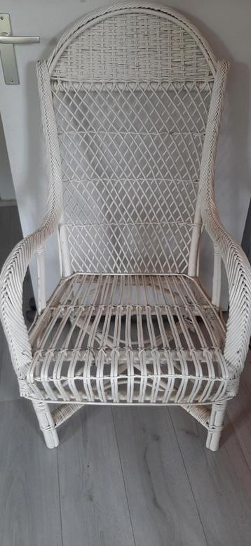witte rotan stoel beschikbaar voor biedingen