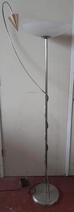 Stijlvolle staande lamp met metalen accenten, Gebruikt, Ophalen of Verzenden, Glas, Nvt