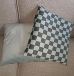 Twee  groene sierkussens voor €5,00. 45x45cm, Ophalen of Verzenden, Zo goed als nieuw, Groen, Vierkant