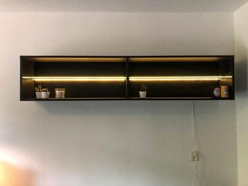 Leuke zwarte hangende wandkast, mag weg voor leuk prijsje!