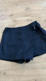 Zwart nepsuède skort met gesp van Zara maat M, Kleding | Dames, Rokken, Maat 38/40 (M), Ophalen of Verzenden, Gedragen, Boven de knie