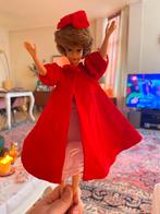 Vintage barbie Bubble Cut met red flare jas en hoedje., Verzamelen, Ophalen of Verzenden, Zo goed als nieuw, Kleertjes