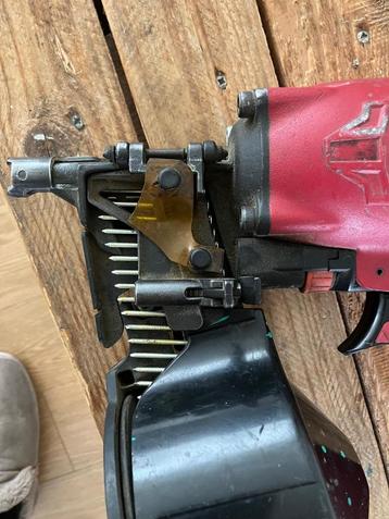 Schiethamer met rol spijkers / coil nailer van Montana. beschikbaar voor biedingen