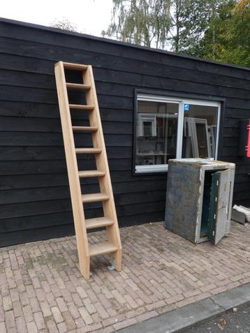 Hardhouten steektrap (225 cm hoog) beschikbaar voor biedingen