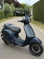 Vespa Sprint ~2022~ Forged Carbon ~ Opaco Blue ~ Full Option, Overige modellen, Maximaal 45 km/u, Ophalen of Verzenden, Zo goed als nieuw
