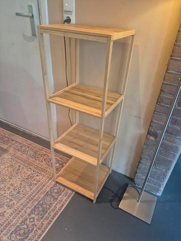 Kastje met leg planken hout beschikbaar voor biedingen