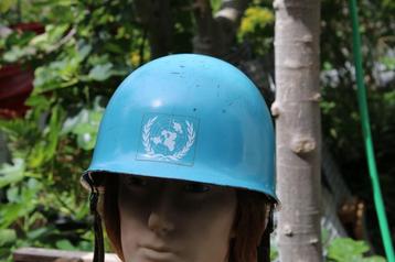 Nederlandse UN/VN helm beschikbaar voor biedingen