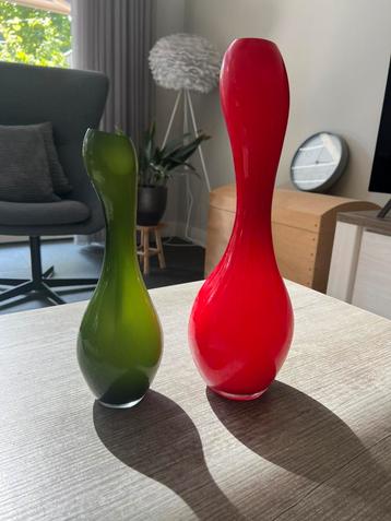 Rode en groene vaas beschikbaar voor biedingen