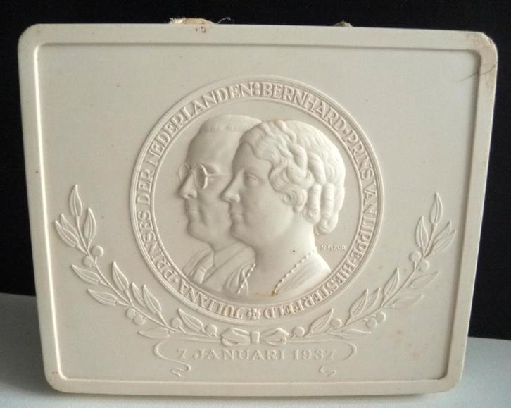 BAKELIETEN TEGEL JANUARI 1937 HUWELIJK JULIANA EN BERNHARD, Verzamelen, Koninklijk Huis en Royalty, Gebruikt, Overige typen, Nederland