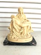 Vintage Pieta beeld Maria en Jezus  Santini op marmeren voet, Antiek en Kunst, Ophalen