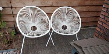 2 leuke witte kuipstoeltjes voor buiten beschikbaar voor biedingen