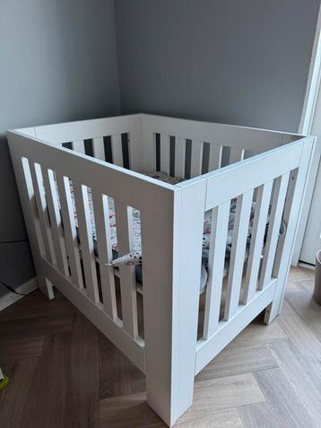 Mooie stevige houten TWF babybox beschikbaar voor biedingen