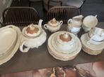 Vintage Porseleinen Servies met Gouden Decoratie, Jaren 50, Antiek en Kunst, Antiek | Servies compleet, Ophalen
