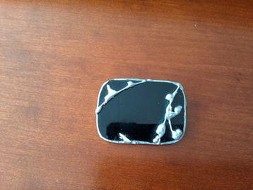 Elegante Broche met Zwarte Steen beschikbaar voor biedingen