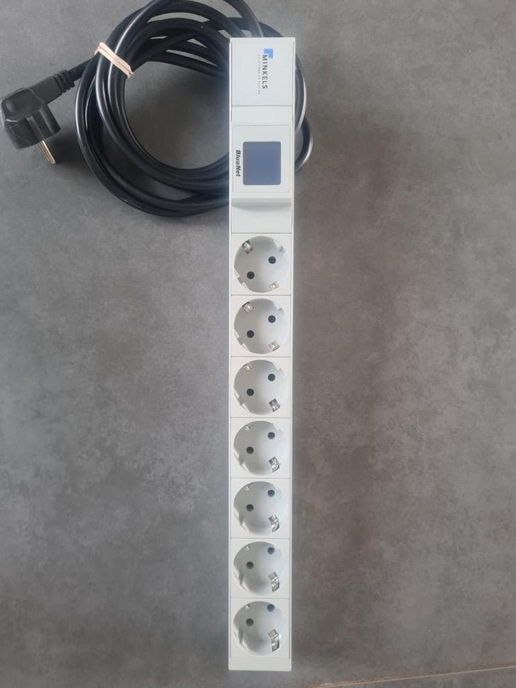 Minkels PDU met Ampere Meter - 7 Stopcontacten, Doe-het-zelf en Verbouw, Elektra en Kabels, Zo goed als nieuw, Stopcontact, Ophalen of Verzenden