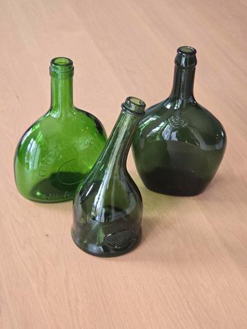 3 zeldzame prachtige antieke Franse groene flessen beschikbaar voor biedingen