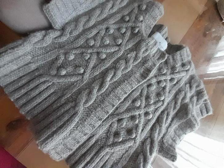 Hand gebreide vest  van bijenkorf, Kleding | Dames, Truien en Vesten, Zo goed als nieuw, Maat 38/40 (M), Ophalen of Verzenden