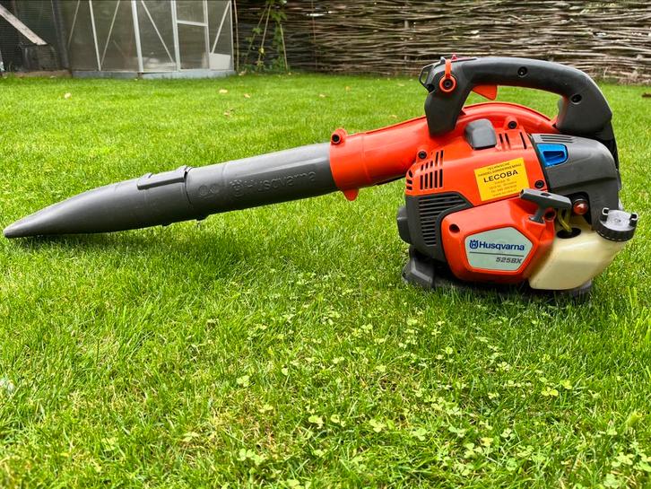 Te koop: zgan Husqvarna 525BX bladblazer Inc onderhoud, Tuin en Terras, Bladblazers, Zo goed als nieuw, Handgedragen, Benzine