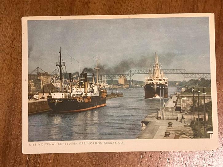 Schepen in de sluis bij Kiel-Holtenau, Verzamelen, Scheepvaart, Zo goed als nieuw, Kaart, Foto of Prent, Motorboot, Ophalen of Verzenden