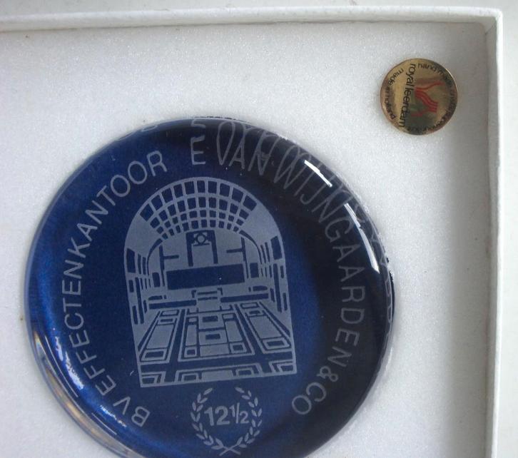 Presse papier Leerdam: 12½ jaar B.V. E. van Wijngaarden & Co, Antiek en Kunst, Antiek | Glas en Kristal, Ophalen of Verzenden