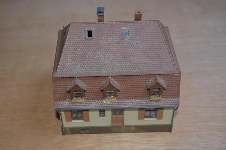Kibri 38166, groot woonhuis met mansarde dak, HO, Hobby en Vrije tijd, Modeltreinen | H0, Gebruikt, Brug, Tunnel of Gebouw, Overige merken