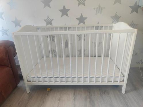 Witte ledikant inclusief matras, Kinderen en Baby's, Babywiegjes en Ledikanten, Zo goed als nieuw, Ledikant, Ophalen