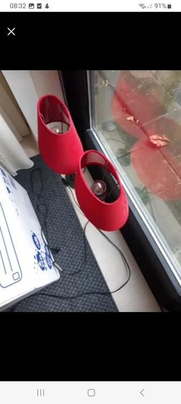 2 Schemerlampjes met rode kap beschikbaar voor biedingen