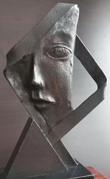 Abstracte, kubistische stijl modern beeldhouwwerk  beschikbaar voor biedingen