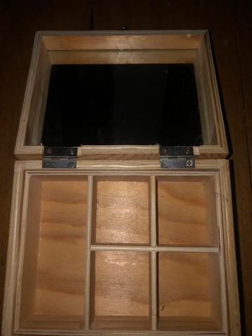 Kleine opberg kistje met spiegel beschikbaar voor biedingen