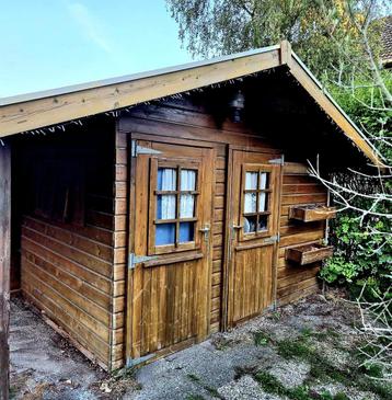 Houten blokhut beschikbaar voor biedingen
