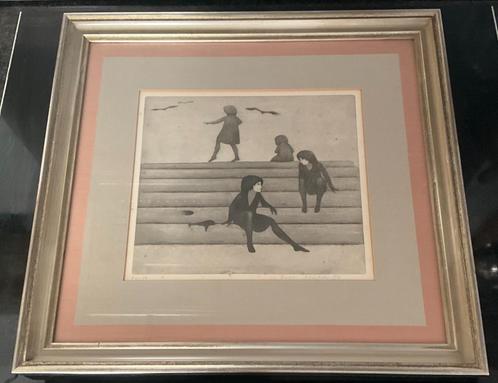 Litho - 1982 - Irene Müller - Meisjes op stapel boomstammen, Antiek en Kunst, Kunst | Schilderijen | Klassiek, Ophalen
