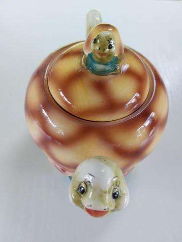 theepot afbeelding schildpad met klein schildpadje bovenop  beschikbaar voor biedingen