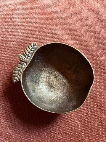 Vintage messing schaaltje in vorm van appel, met blad detail beschikbaar voor biedingen