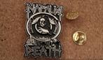 Napalm Death zeer mooie shaped pin badge speld n3, Verzenden, Nieuw, Overige typen