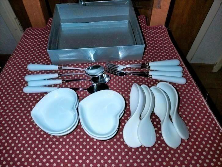 Amuse set met 2x 4 bakjes,4 lepeltjes, 4 vorkjes, €10,-, Huis en Inrichting, Keuken | Servies, Zo goed als nieuw, Overige stijlen
