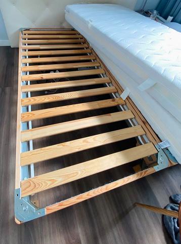Lattenbed 180x200cm inclusief 2 matrassen beschikbaar voor biedingen