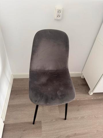 2 Grijze/Antraciet Eetkamerstoelen in Goede Staat beschikbaar voor biedingen
