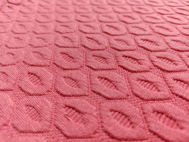 Roze stretch lap stof patroon in reliëf 1.58 x 1.34 mt (JP4), Hobby en Vrije tijd, Stoffen en Lappen, Nieuw, 120 cm of meer, 30 tot 200 cm