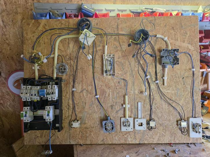 Elektrische oefenwand / leerbord elektrotechniek, Doe-het-zelf en Verbouw, Elektra en Kabels, Gebruikt, Stopcontact, Ophalen
