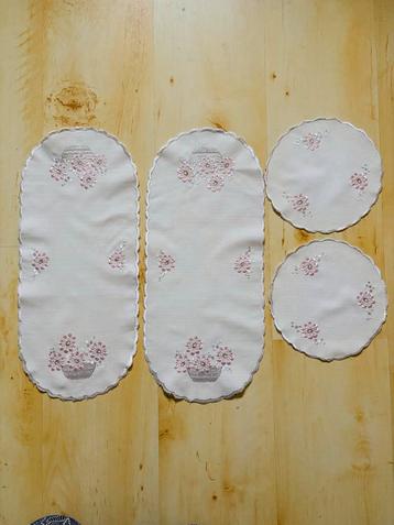 Vintage Broderie Loper Nachtkastjes Set beschikbaar voor biedingen