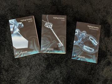 3 boeken: Vijftig tinten grijs/donkerder en -vrij beschikbaar voor biedingen