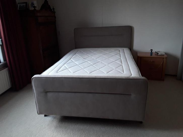 Schoon en fris bed., Huis en Inrichting, Slaapkamer | Boxsprings, Zo goed als nieuw, 140 cm, 200 cm, Tweepersoons, Ophalen