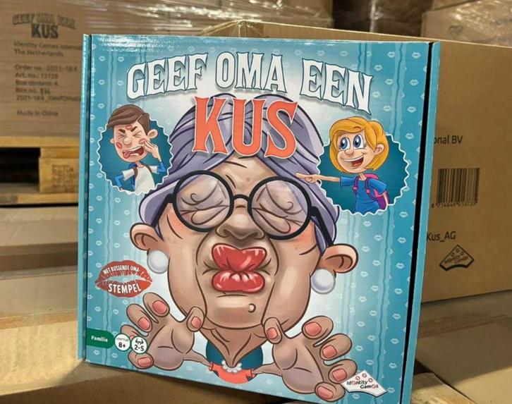 Geef oma een kus spel hele partij 500, Hobby en Vrije tijd, Gezelschapsspellen | Bordspellen, Zo goed als nieuw, Ophalen