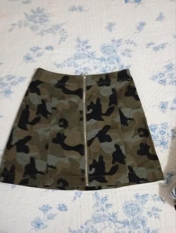 Kleding maat S-M in goede staat beschikbaar voor biedingen