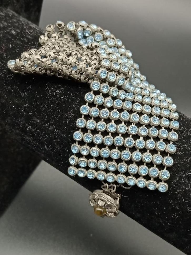 Brede armband met blauwe strass en bloemsluiting, Sieraden, Tassen en Uiterlijk, Armbanden, Zo goed als nieuw, Staal, Blauw, Met bedels of kralen