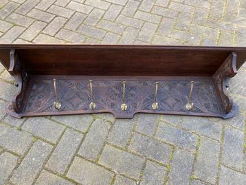 Houten kapstok beschikbaar voor biedingen