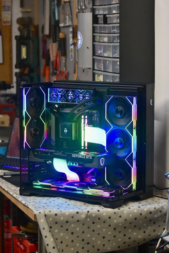 High end game setup, Computers en Software, Desktop Pc's, Zo goed als nieuw, 4 Ghz of meer, SSD, 32 GB, Met videokaart, Met monitor