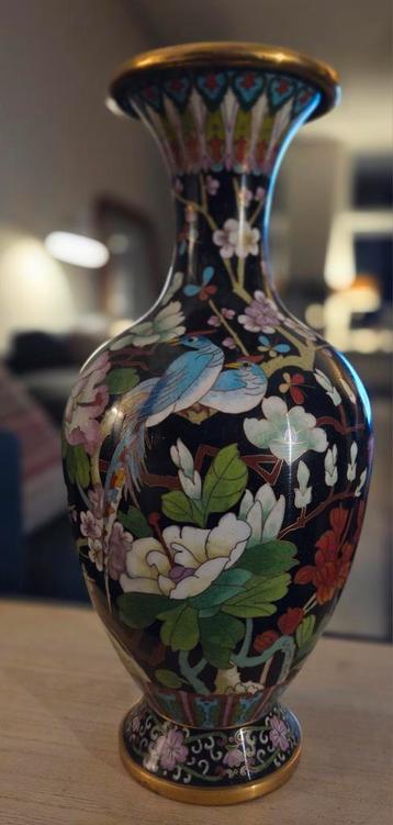 Cloisonné Vaas met Bloemen, Vogels en Vlinders beschikbaar voor biedingen