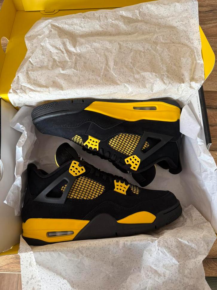 Jordan 4 Retro Thunder maat 43 DS / NIEUW IN DE DOOS, Kleding | Heren, Schoenen, Nieuw, Sneakers of Gympen, Overige kleuren, Ophalen