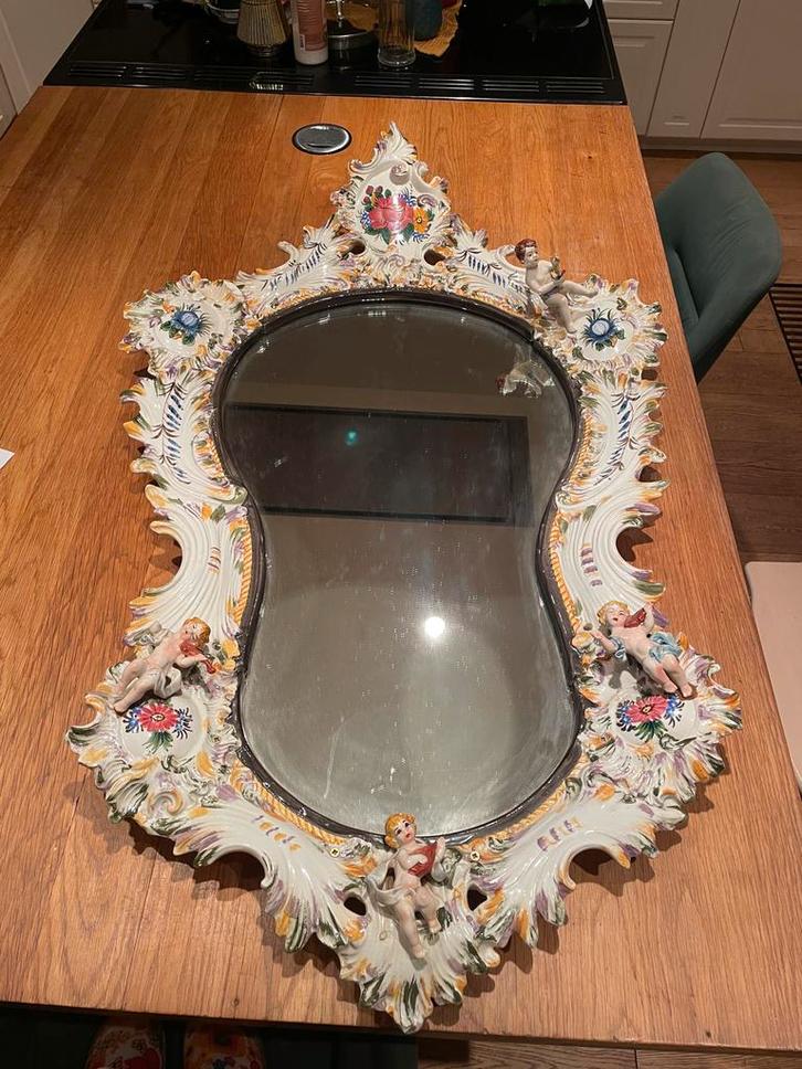 Spiegel met porseleinen rand en engeltjes, Antiek en Kunst, Antiek | Spiegels, 50 tot 100 cm, Minder dan 100 cm, Ovaal, Ophalen